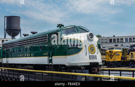 Southern Railroad Streamliner # 6133 sur plateau tournant au North Carolina Transportation Museum Spencer, NC Banque D'Images