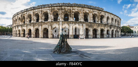 Arènes (Amphithéâtre) à Arles et torero sculpture, Provence, France Banque D'Images