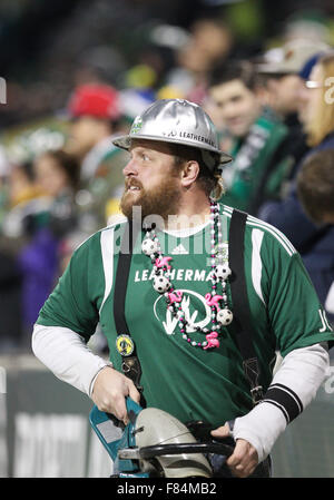 Providence Park, Portland, OR, USA. 22 Nov, 2015. Portland Timbers mascot Joey Bois interagit avec les fans lors de la MLS 2015 match éliminatoire entre visiter FC Dallas et la Portland Timbers à Providence Park, Portland, OR. Larry C. Lawson/CSM/Alamy Live News Banque D'Images