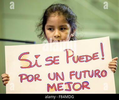 Barcelone, Espagne. 5 déc, 2015. Une petite fille est titulaire d'une plaque à lire 'Oui, c'est possible. Pour un avenir meilleur" lors d'une réunion de campagne de la liste électorale de gauche 'En Comu Podem' (Ensemble nous pouvons) pour les élections générales de l'Hospitalet de Llobregat : Crédit matthi/Alamy Live News Banque D'Images