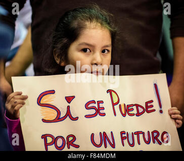 Barcelone, Espagne. 5 déc, 2015. Une petite fille est titulaire d'une plaque à lire 'Oui, c'est possible. Pour un avenir meilleur" lors d'une réunion de campagne de la liste électorale de gauche 'En Comu Podem' (Ensemble nous pouvons) pour les élections générales de l'Hospitalet de Llobregat : Crédit matthi/Alamy Live News Banque D'Images