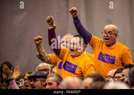 Barcelone, Espagne. 5 déc, 2015. Les partisans de la liste électorale de gauche 'En Comu Podem' (Ensemble nous pouvons) crier des slogans lors d'une réunion de campagne pour les élections générales de l'Hospitalet de Llobregat : Crédit matthi/Alamy Live News Banque D'Images