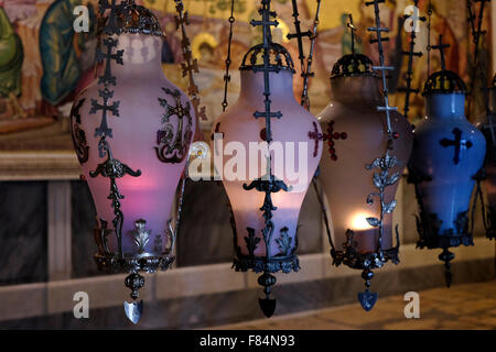 Au cours des lampes de l'onction de la pierre ou de la pierre d'onction à l'intérieur de l'église du Saint-Sépulcre dans la vieille ville, quartier chrétien de Jérusalem Israël Banque D'Images