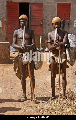 Les hommes peuls en vêtements traditionnels, Copargo, nord du Bénin Banque D'Images