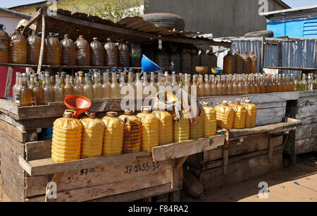 Gaz (essence) à vendre au bord de la route, Djougou, Benin Banque D'Images