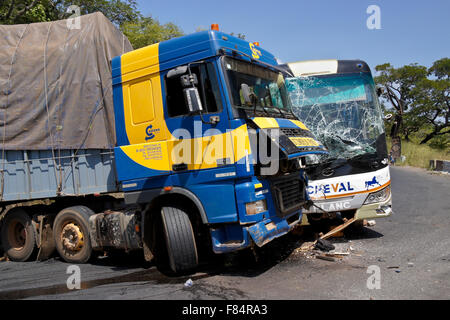 Collision sur la route de montagne entre Djougou (Bénin) et d'Atakpamé (Togo), l'Afrique de l'Ouest Banque D'Images