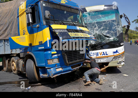 Collision sur la route de montagne entre Djougou (Bénin) et d'Atakpamé (Togo), l'Afrique de l'Ouest Banque D'Images