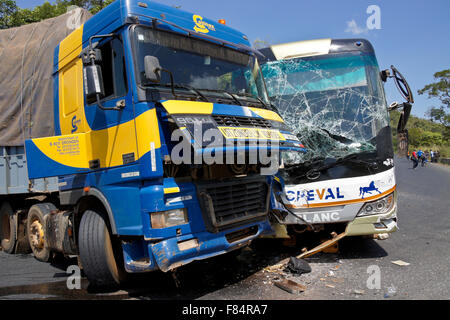 Collision sur la route de montagne entre Djougou (Bénin) et d'Atakpamé (Togo), l'Afrique de l'Ouest Banque D'Images