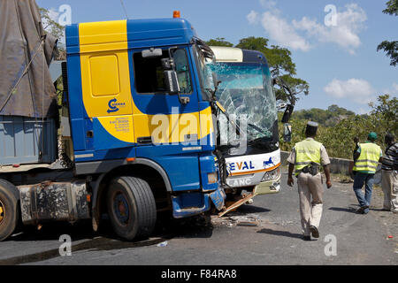 Collision sur la route de montagne entre Djougou (Bénin) et d'Atakpamé (Togo), l'Afrique de l'Ouest Banque D'Images