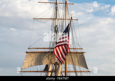 Drapeau américain de grande taille avec mât de bateau et gréement.C'est le navire est appelé l'étoile de l'Inde une attraction touristique.San Diego, Californie, États-Unis. Banque D'Images