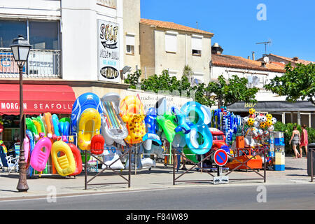 Commerce de vente de jouets et d'accessoires de plage colorés dans la station balnéaire méditerranéenne des Saintes Maries de la Mer du Sud de la France Banque D'Images