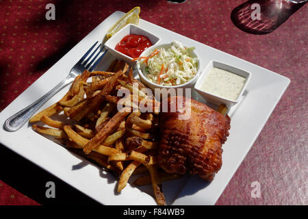 Fish and Chips en Amérique est généralement fait d'un Cod. Les jetons sont de style américain frites et salade de choux est un côté à comple Banque D'Images