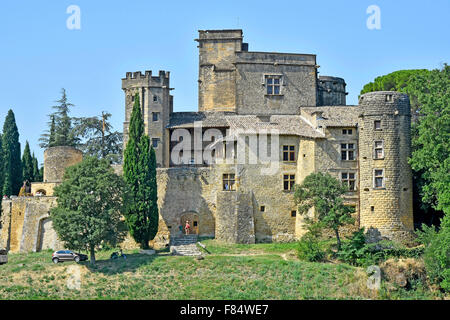 Château de Lourmarin converti sur le outkirts français château de Lourmarin dans le Luberon Salon de Provence France maintenant un centre d'art et cultuels Banque D'Images