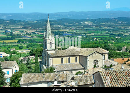 Bonnieux France église avec vues sur la plaine de Calavon au-delà de Luberon, Vaucluse Provence-Alpes-Côte d'Azur Banque D'Images