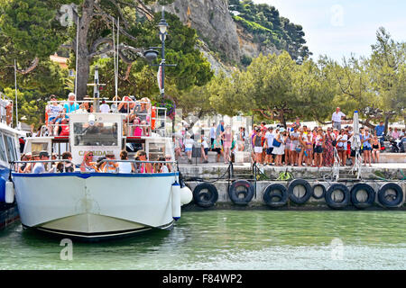 France Provence Cassis port très fréquenté Bateau de tourisme en attente de départ voyage à Calanque calanques foule de personnes en attente de la mur bateau tampons des pneus Banque D'Images