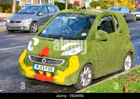 Smart car couvert de faux gazon pelouse unusuak la publicité mobile pour le gazon artificiel pour Essex England UK jardins Banque D'Images