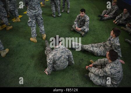 Atlanta, Georgia, USA. 5 déc, 2015. Lieu de personnel militaire à l'écart avant le début de la seconde partie de championnat entre les Gators de la Floride et l'Alabama Crimson Tide au Georgia Dome, à Atlanta, Géorgie, le samedi, 5 décembre 2015. Credit : Loren Elliott/Tampa Bay Times/ZUMA/Alamy Fil Live News Banque D'Images