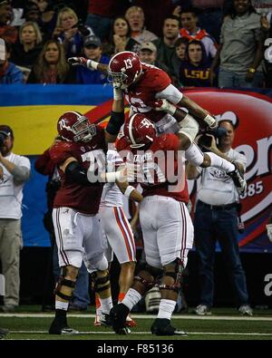 Atlanta, Georgia, USA. 5 déc, 2015. Alabama Crimson Tide wide receiver ArDarius Stewart (13) a célébré avec ses coéquipiers après un touché réception dans le troisième trimestre de la seconde partie de championnat entre les Gators de la Floride et l'Alabama Crimson Tide au Georgia Dome, à Atlanta, Géorgie, le samedi, 5 décembre 2015. Credit : Loren Elliott/Tampa Bay Times/ZUMA/Alamy Fil Live News Banque D'Images
