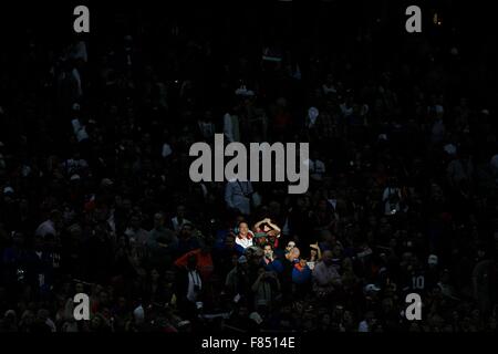 Atlanta, Georgia, USA. 5 déc, 2015. Les ventilateurs sont allumés dans une tache de lumière à la seconde partie de championnat entre les Gators de la Floride et l'Alabama Crimson Tide au Georgia Dome, à Atlanta, Géorgie, le samedi, 5 décembre 2015. Credit : Loren Elliott/Tampa Bay Times/ZUMA/Alamy Fil Live News Banque D'Images