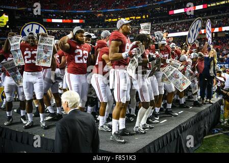 Atlanta, Georgia, USA. 5 déc, 2015. L'Alabama Crimson Tide célébrer après avoir battu les Gators de Floride 29-15 dans la seconde partie de championnat au Georgia Dome, à Atlanta, Géorgie, le samedi, 5 décembre 2015. Credit : Loren Elliott/Tampa Bay Times/ZUMA/Alamy Fil Live News Banque D'Images