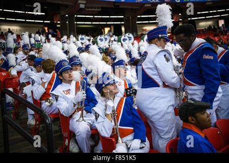 Atlanta, Georgia, USA. 5 déc, 2015. L'Université de Floride ''fierté de la Sunshine'' Gator Marching Band est perçu avant le match de championnat de sec entre les Gators de la Floride et l'Alabama Crimson Tide au Georgia Dome, à Atlanta, Géorgie, le samedi, 5 décembre 2015. Credit : Loren Elliott/Tampa Bay Times/ZUMA/Alamy Fil Live News Banque D'Images