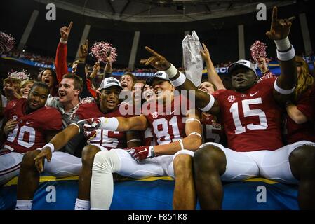Atlanta, Georgia, USA. 5 déc, 2015. Alabama Crimson Tide joueurs célébrer après avoir battu les Gators de Floride 29-15 dans la seconde partie de championnat au Georgia Dome, à Atlanta, Géorgie, le samedi, 5 décembre 2015. Credit : Loren Elliott/Tampa Bay Times/ZUMA/Alamy Fil Live News Banque D'Images