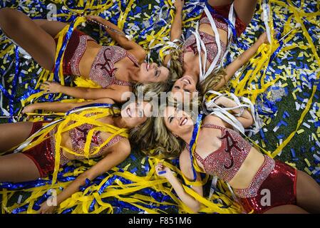 Atlanta, Georgia, USA. 5 déc, 2015. Alabama Crimsonettes célébrer après leur équipe battre les Gators de Floride 29-15 dans la seconde partie de championnat au Georgia Dome, à Atlanta, Géorgie, le samedi, 5 décembre 2015. Credit : Loren Elliott/Tampa Bay Times/ZUMA/Alamy Fil Live News Banque D'Images