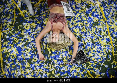 Atlanta, Georgia, USA. 5 déc, 2015. Alabama Crimsonette Haley Greene célèbre après son équipe battre les Gators de Floride 29-15 dans la seconde partie de championnat au Georgia Dome, à Atlanta, Géorgie, le samedi, 5 décembre 2015. Credit : Loren Elliott/Tampa Bay Times/ZUMA/Alamy Fil Live News Banque D'Images