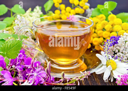 Fleurs de thé à bord de la coupe en verre Banque D'Images