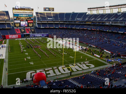 San Diego, Californie, USA. 5 déc, 2015. San Diego State University Aztec Marching Band effectue avant le championnat de conférence de l'ouest de montagne NCAA football match entre l'Université d'Etat de San Diego aztèques et de l'United States Air Force Academy Falcons à Qualcomm Stadium de San Diego, en Californie. Vaincre les Aztèques SDSU United States Air Force Falcons 27 - 24. Justin Cooper/CSM/Alamy Live News Banque D'Images