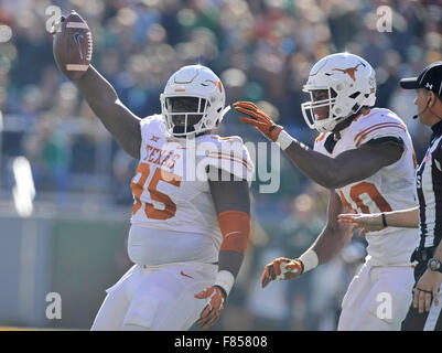 Waco, Texas, USA. Le 05 mai 2015. Texas attaquer défensive Poona Ford (95) célèbre après avoir récupéré un fumble Baylor avec Texas défensive fin Naashon Hughes (40) au cours de la deuxième moitié de la NCAA college football match entre le Texas longhorns et Baylor Bears à McLane Stadium à Waco, Texas. Le Texas a gagné 23-17. McAfee Austin/CSM/Alamy Live News Banque D'Images