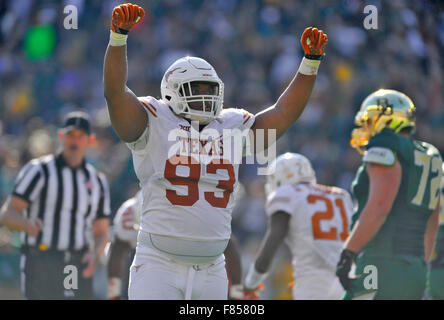 Waco, Texas, USA. Le 05 mai 2015. Texas attaquer défensif Paul Boyette Jr. célèbre après un fumble Texas rétablissement durant la seconde moitié d'un match de football NCAA college entre le Texas longhorns et Baylor Bears à McLane Stadium à Waco, Texas. Le Texas a gagné 23-17. McAfee Austin/CSM/Alamy Live News Banque D'Images