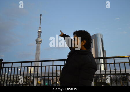 Couple indien près de la rivière Sumida, Tokyo Tokyo sky tree éclairant avec en arrière-plan Banque D'Images