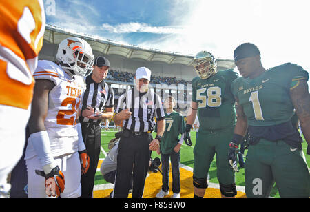 Waco, Texas, USA. Le 05 mai 2015. Baylor et Texas joueurs pendant le tirage au sort avant un match de football NCAA college entre le Texas longhorns et Baylor Bears à McLane Stadium à Waco, Texas. Le Texas a gagné 23-17. McAfee Austin/CSM/Alamy Live News Banque D'Images