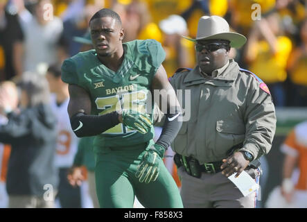 Waco, Texas, USA. Le 05 mai 2015. Sécurité Baylor Taion vend (26) est arrêté par un Texas State Trooper au cours d'un combat entre le Texas et le Baylor joueurs au cours de la première moitié d'un match de football NCAA college entre le Texas longhorns et Baylor Bears à McLane Stadium à Waco, Texas. Le Texas a gagné 23-17. McAfee Austin/CSM/Alamy Live News Banque D'Images