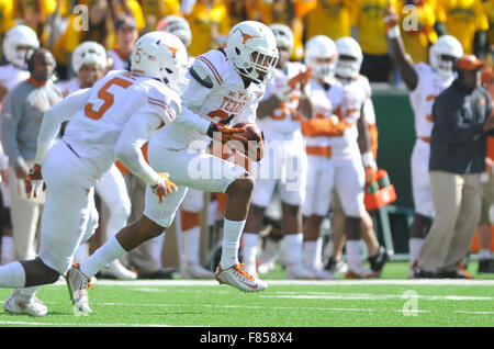 Waco, Texas, USA. Le 05 mai 2015. Sécurité Texas Jason Hall (à droite) retourne une interception au cours de la première moitié d'un match de football NCAA college entre le Texas longhorns et Baylor Bears à McLane Stadium à Waco, Texas. Le Texas a gagné 23-17. McAfee Austin/CSM/Alamy Live News Banque D'Images