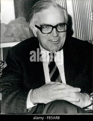 1958 - Âge Bohr du Danemark secoue le Prix Nobel de physique Photo montre :- Densih Prof AAGE BOHR, fils de feu Niels Bohr est l'un des trois gagnants de cette années, Prix Nobel de physique. © Keystone Photos USA/ZUMAPRESS.com/Alamy Live News Banque D'Images