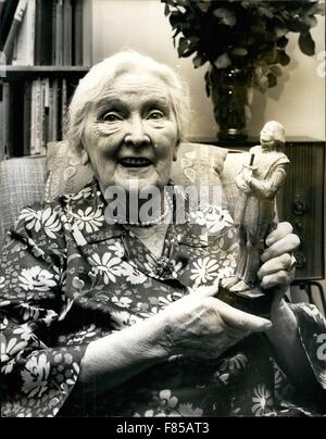 1972 - théâtre le plus grandiose vieille dame est quatre-vingt-dix : Dame Sybil Thorndike - plus grande vieille dame du théâtre anglais - célèbre son 90e anniversaire le mardi 24 octobre 1972 (). Bien que ces jours elle souffre d'arthrite grave, Dame Sybil gère toujours un sourire accueillant pour les visiteurs de la petite télévision de Chelsea où elle vit une vie tranquille avec ses souvenirs et les souvenirs des jours passés, et de feu son mari, sir Lewis Casson. (Le mercredi 25 octobre 1972) Dame Sybil sera invité d'honneur d'un concert spécial anniversaire qui sera présenté par la Société Pro Arte in London's Reine Eliz Banque D'Images