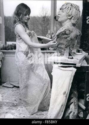 1968 - Travailler dans l'argile est poussiéreux travail - d'où l'emballage plastique sculptrice ronde Liz Moore tandis qu'elle travaille sur un buste de John dans son studio de Surrey. Beatling à venir. : Beaucoup, beaucoup de filles sont fans des Beatles, mais il y a quelque chose de Luz Moore (21) de Ashstead, SUrrey peut faire au sujet de son craze - elle peut prendre ses propres Beatles. Liz est un sculpteur de formation et la taille de la vie bustes des quatre célèbres dans son studio. Une jolie blonde, Liz croit en portant le plus approprié de "' pour son travail qui devient assez chaud à temps et implique beaucoup de poussière. Quand notre photographe invité Liz à Banque D'Images