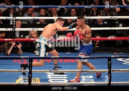 Brooklyn, New York, USA. 5 déc, 2015. CHRIS ALGIERI (lignes noires) et Eric bataille d'os dans un combat de Poids welter au Barclays Center de Brooklyn, New York. Crédit : Joel Plummer/ZUMA/Alamy Fil Live News Banque D'Images