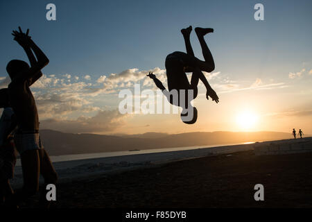 Beijing, Haïti. 9Th Jul 2015. La pratique des enfants dans le dock de parkour Waf Jeremie, dans le quartier de Cité Soleil de Port-au-Prince, Haïti, le 4 décembre 2015. © Luz Sosa/Xinhua/Alamy Live News Banque D'Images