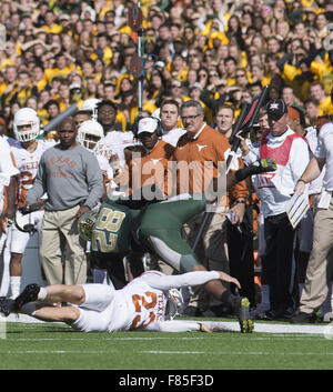 Waco, Texas, US. 5 déc, 2015. Baylor dvd RB # (28) Devin Chafin est abordé par Longhorn player P # (23) Nick Rose © Hoss Mcbain/ZUMA/Alamy Fil Live News Banque D'Images