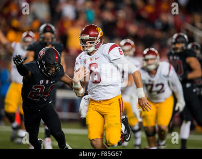 Los Angeles, CA, USA. Le 05 mai 2015. L'USC quarterback (6) Cody Kessler s'exécute pour un touché lors d'un match entre l'USC Trojans et le Stanford Cardinal à Levi's Stadium à Santa Clara, en Californie. Le Stanford Cardinal a défait l'USC Trojans 41-22.(crédit obligatoire : Juan Lainez/MarinMedia/Cal Sport Media) © csm/Alamy Live News Banque D'Images