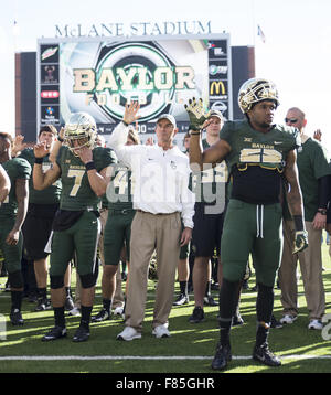 Waco, Texas, US. 5 déc, 2015. L'entraîneur-chef Ours Baylor Briles Art, QB # (7) exécution de la Hawthorne Lynx postgame adieu. © Hoss Mcbain/ZUMA/Alamy Fil Live News Banque D'Images