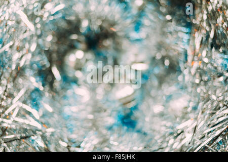 Guirlandes blanc et bleu fond flou Banque D'Images