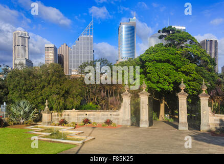 Porte d'entrée principale à Sydney, le Royal National jardin sur une journée ensoleillée avec des tours de ville en arrière-plan de la CDB Banque D'Images