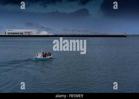 Petit bateau quittant le port de Reykjavik en hiver - Banque D'Images