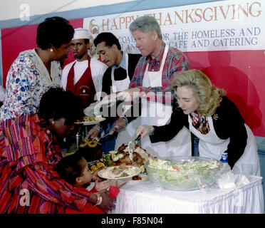 Le président Bill Clinton et la première dame, Hillary Clinton, nourrir les pauvres et les sans-abri de Washington DC à l'action de grâces. 1997. Banque D'Images