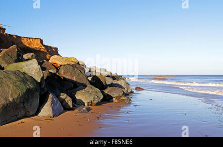 Vue des rochers de défense de la mer sur la côte est à Happisburgh, Norfolk, Angleterre, Royaume-Uni. Banque D'Images