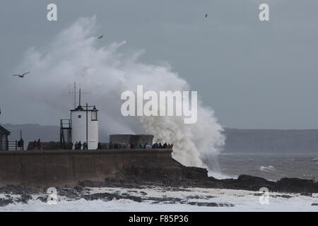 Porthcawl, Pays de Galles, Royaume-Uni. 5 décembre 2015. Des vagues énormes impact sur le phare à Porthcawl, Nouvelle-Galles du Sud comme la tempête Desmond hits zone. Credit : Polly Thomas/Alamy Live News Banque D'Images